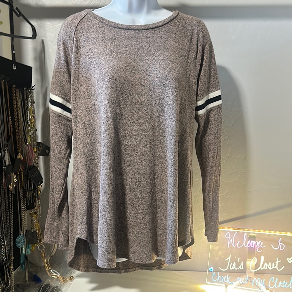No.180 24/7 Comfort Apparel Gray and White Relaxed Sweatshirt